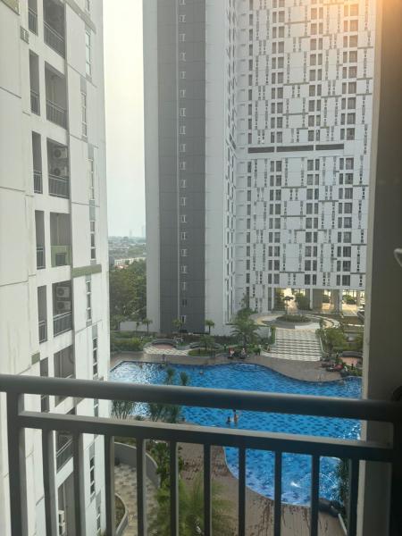 View balkon kolam renang