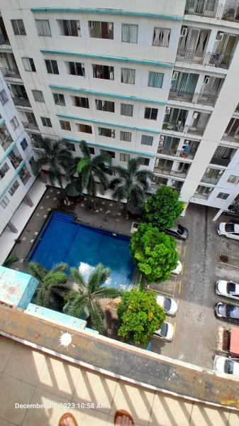 View Kolam Renang. Sewa/Jual Apartemen Sky View Serpong BSD, MURAH, RENOVASI TERBARU, STRATEGIS