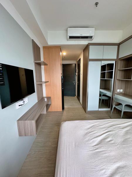 Disewakan Apartment Collins Boulevard Serpong Tipe Studio Termurah !Apartment Name : Collins BoulevardLocation: SerpongTower/Floor/View: Hyde / 18 / CitySize: 22 m2Bedroom: -Bathroom: 1Condition: FULLY FURNISHEDFacility:Swimming PoolYoga DeckChildren Play