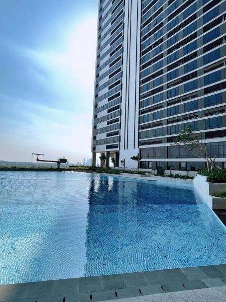Disewakan Apartment Collins Boulevard Serpong Tipe Studio Termurah !Apartment Name : Collins BoulevardLocation: SerpongTower/Floor/View: Hyde / 18 / CitySize: 22 m2Bedroom: -Bathroom: 1Condition: FULLY FURNISHEDFacility:Swimming PoolYoga DeckChildren Play