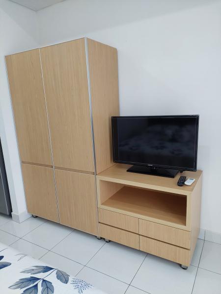 Lemari dan TV