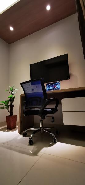 Elegant Working Desk + 40' Bedroom Samsung SmartTV